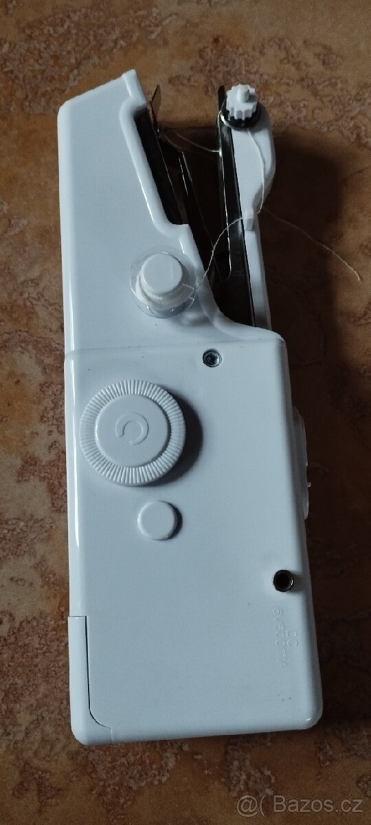 Nový ruční šicí stroj