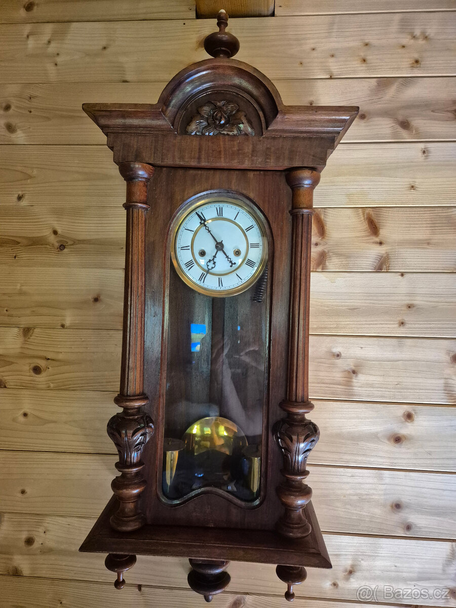 Staré nástěnné hodiny