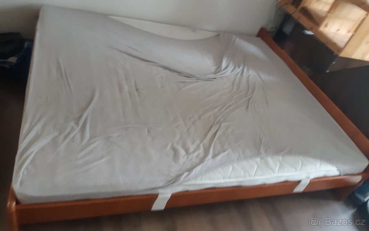 Dvoulůžková postel