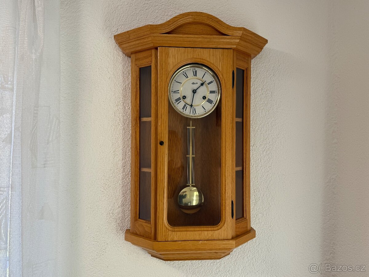 Nástěnné prosklené vitrínové hodiny Hermle bicí