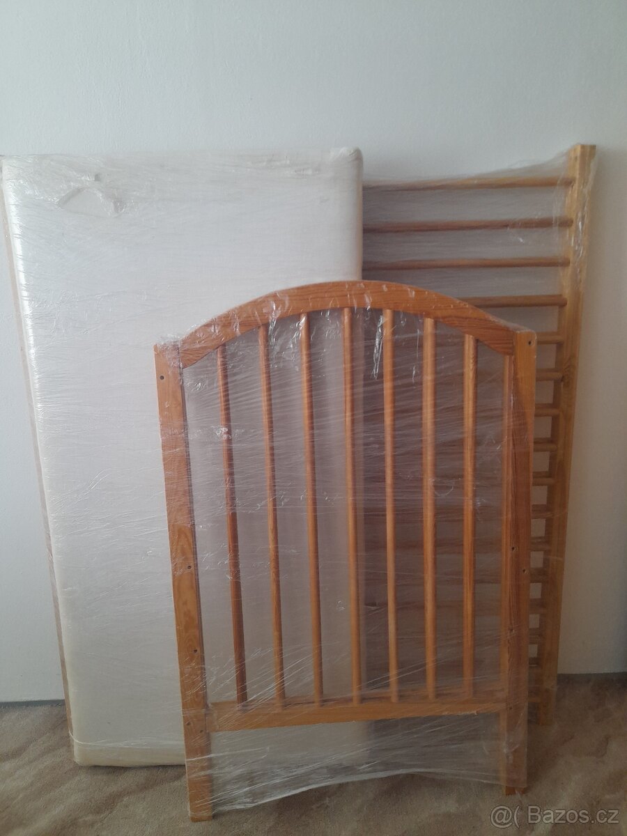 Krásná dětská dřevěná postýlka