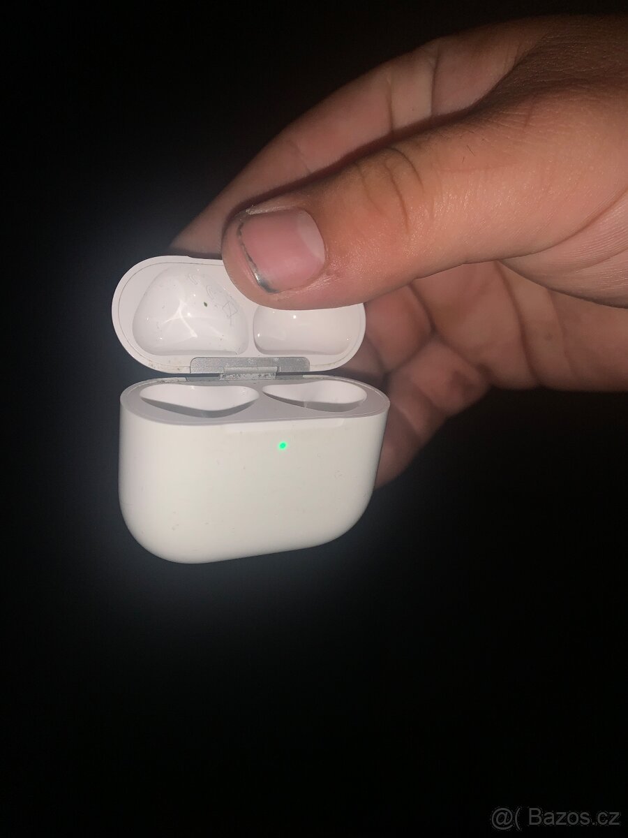 Airpods 4 bohuzel chybi prave sluchatko