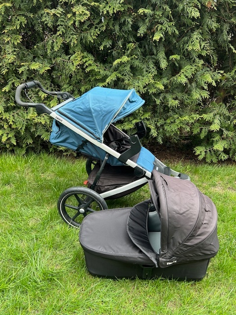 Kočárek Thule Urban Glide 2 Majolica Blue s korbičkou.