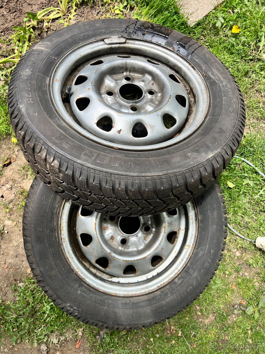 2ks kola s velmi hezkým zimním pneu Felicia 165/70 r13