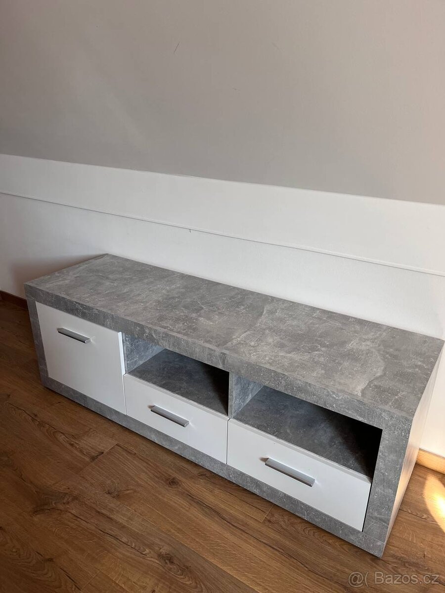 Komoda pod televizi šedá 147 x 45 cm
