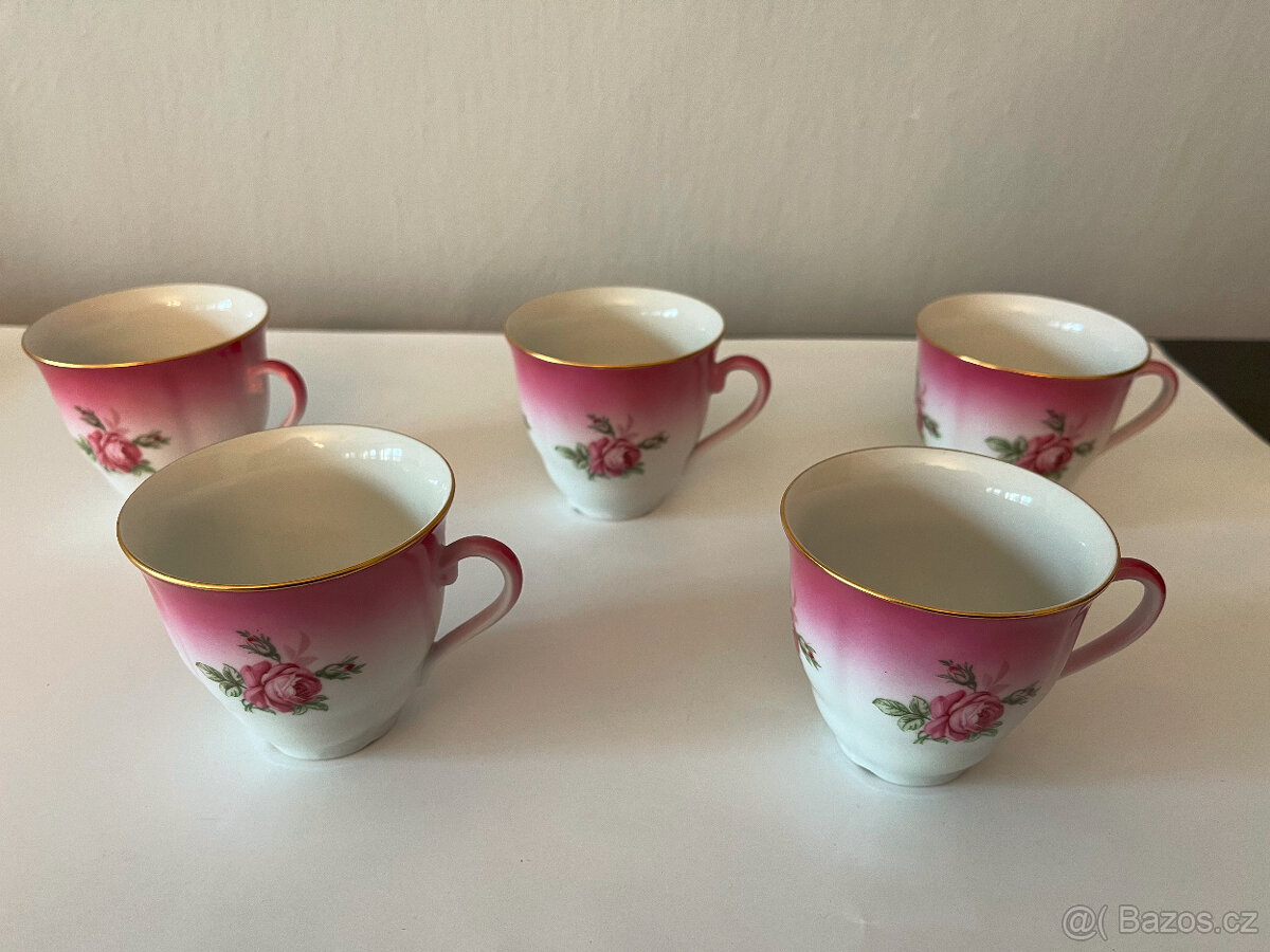 Pět porcelánových šálků
