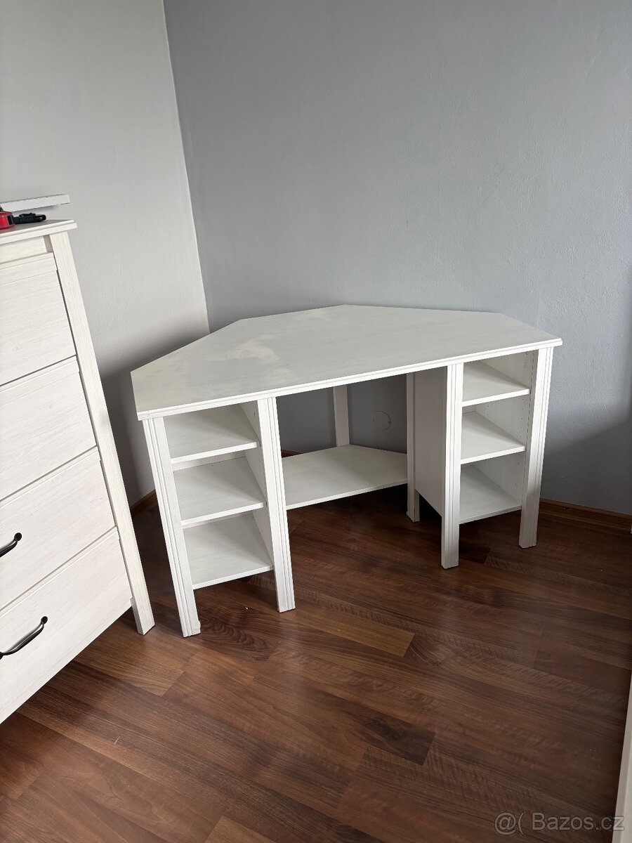 Rohový psací stul
