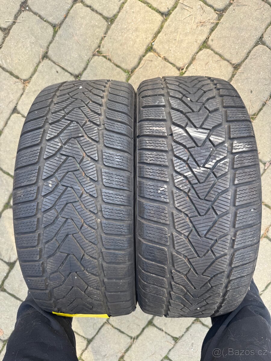 Dvě zimní pneu 225/45/17 Uniroyal