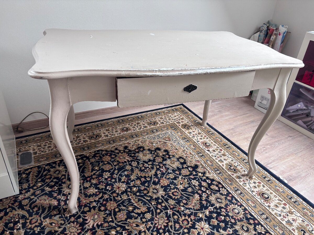 Starý psací stůl k renovaci