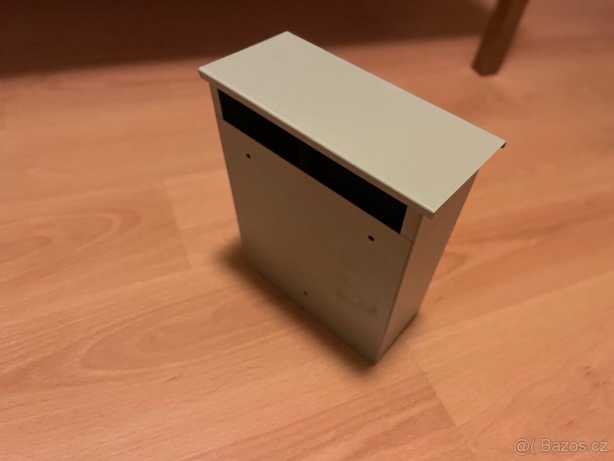 Kovová poštovní schránka