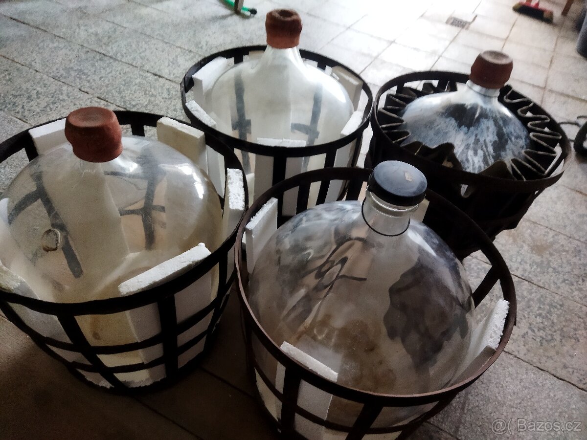 Prodám demižony 50l v koši