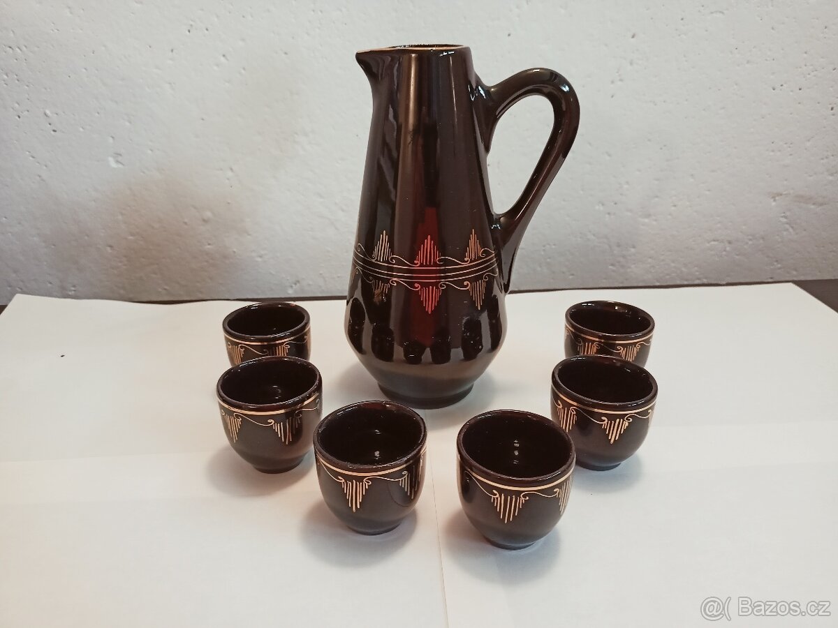 černé štamprle se zlatým vzorem