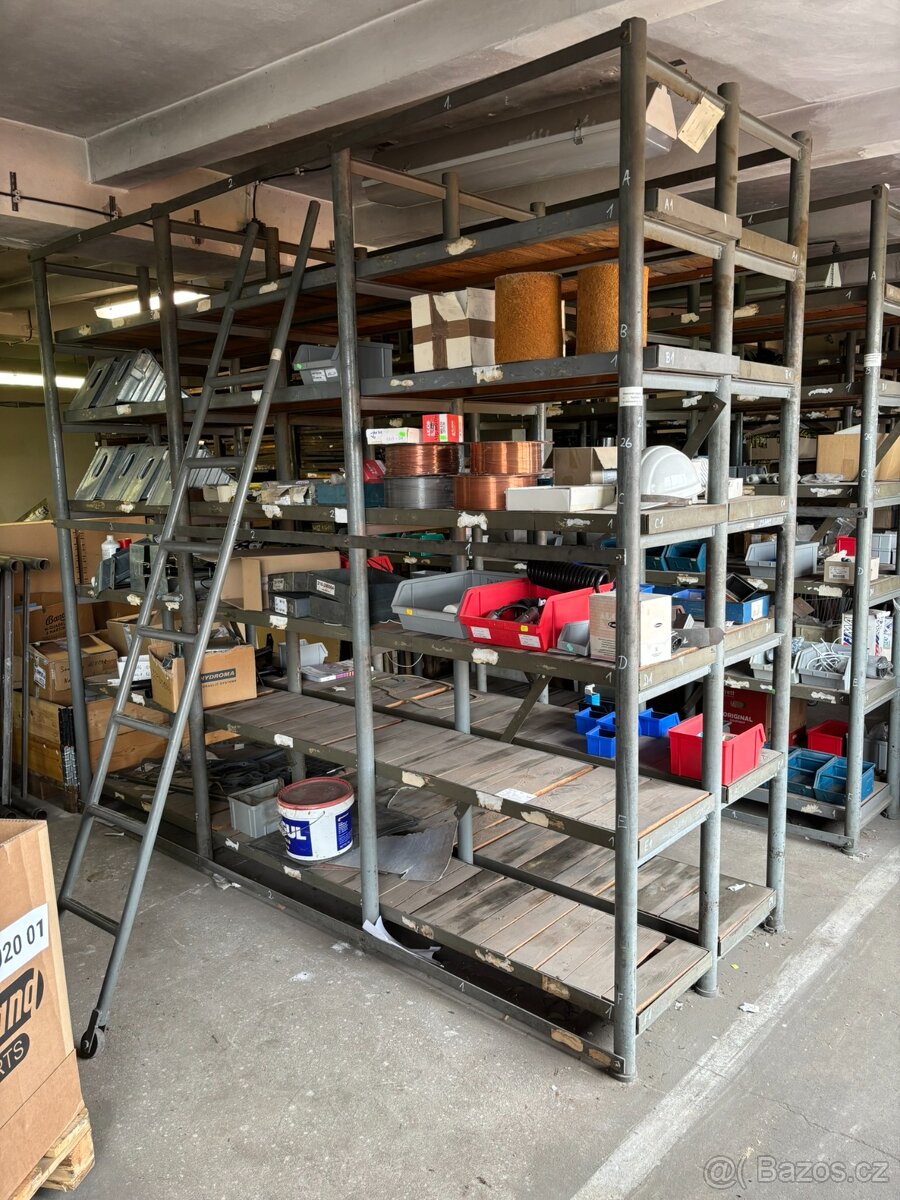 Staré skladové regály