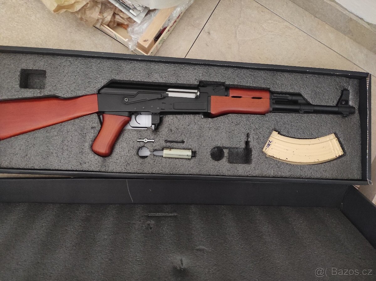 AK 47 celokov s laminovaným dřevem + výbava