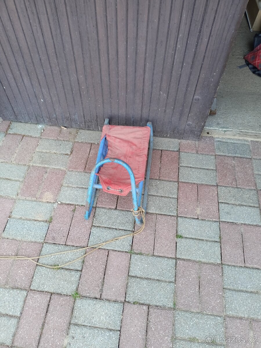 Staré dětské kovové sáňky