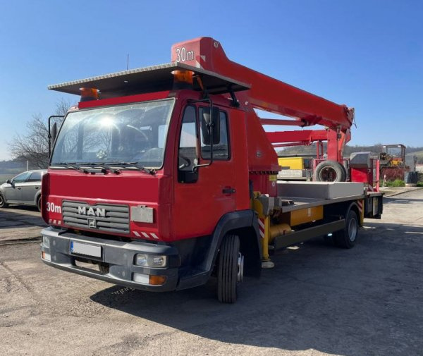 Rezervace 30m montažní plošina 7.5t MAN