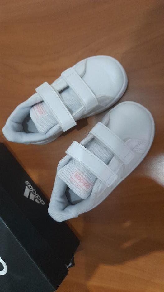 Bílé dívčí ADIDAS vel: 23