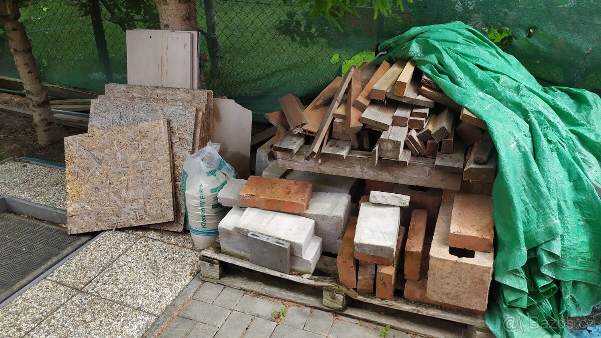 stavební materiál různého druhu