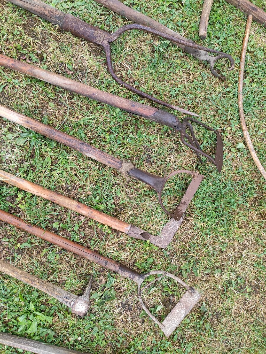 Různé staré ruční zemědělské nářadí