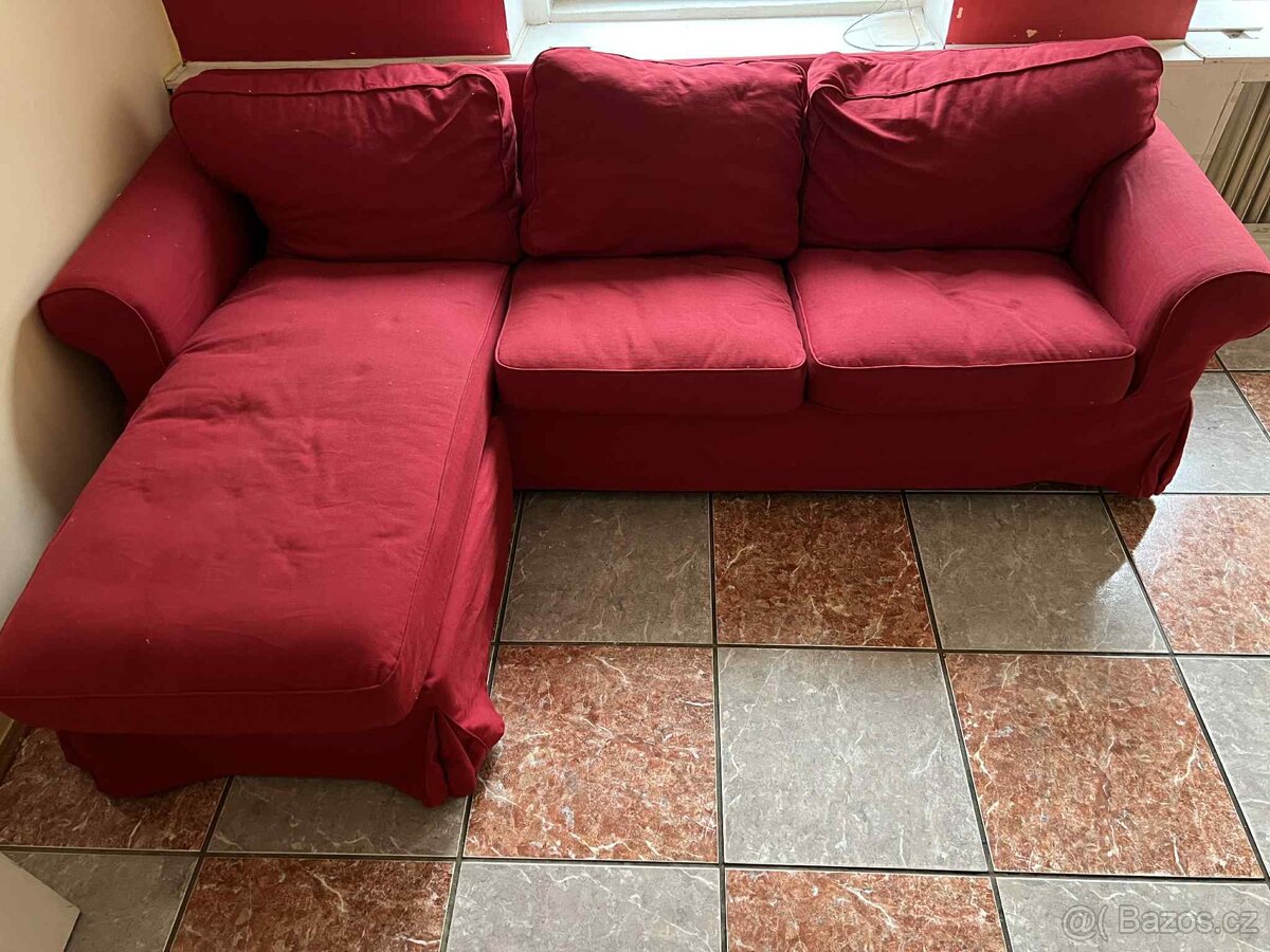 Červená rohová sedačka IKEA
