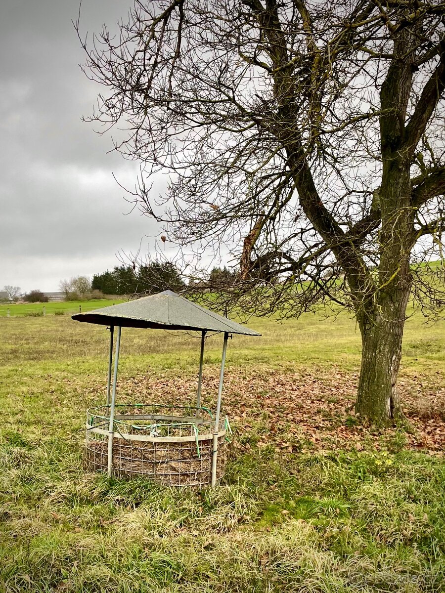 Krmelec na balík sena se střechou