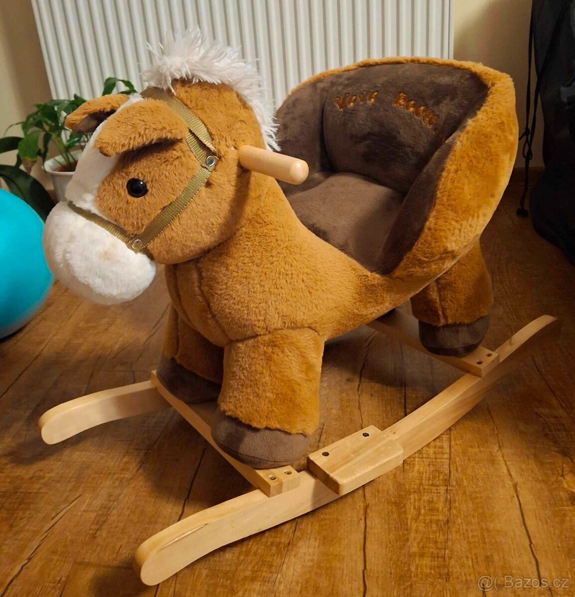 Houpací koník s opěrkou hnědý se zvuky.