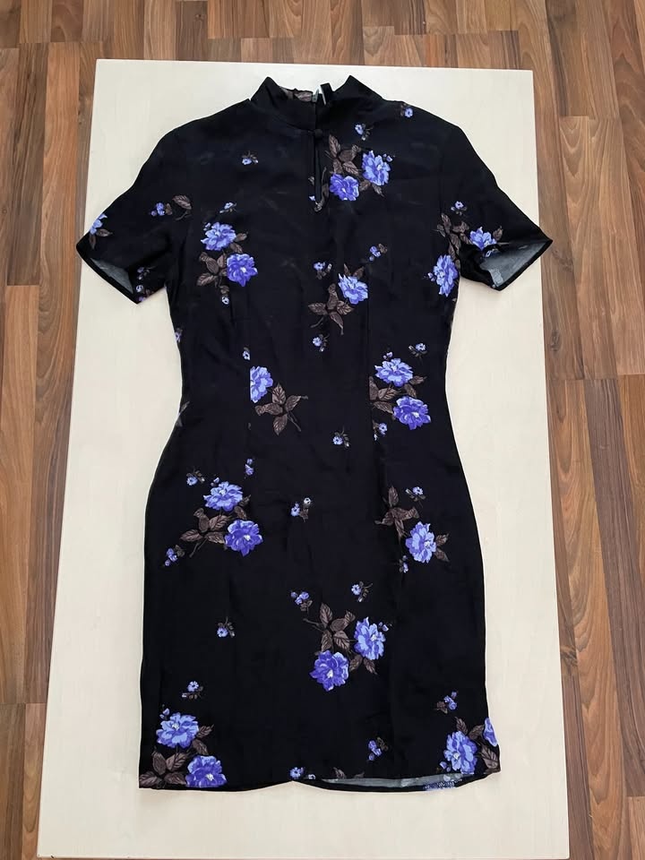 Nové šaty s fialovými kvítky, vel S, ale menší cca XS i XXS,