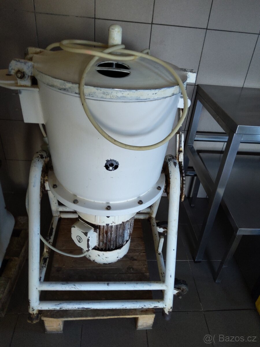 Mixér a hnětač těsta