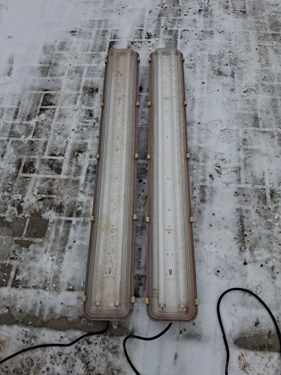 Zářivka dvoutrubicova.