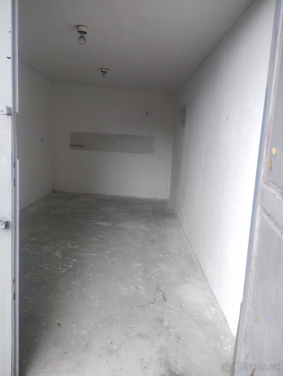 Obrovská garáž pro velké a vysoké auto