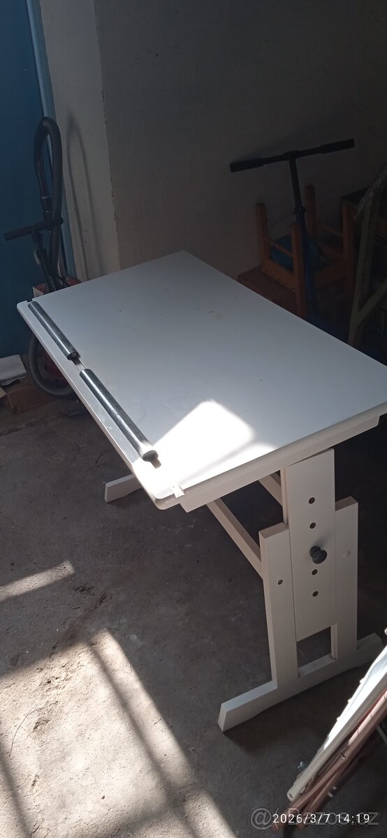 Dětský psací stůl