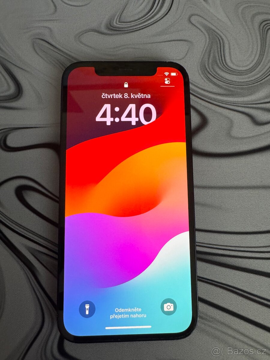 📱 iPhone 12 – 64 GB – černý – originál krabička + nový kabe