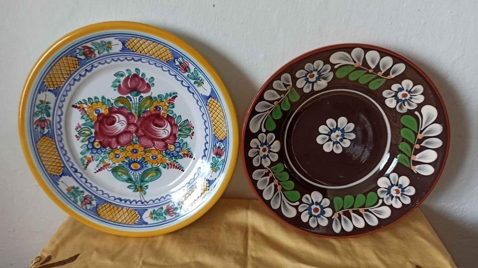 RETRO TALÍŘE NA POVĚŠENÍ - DVA KUSY
