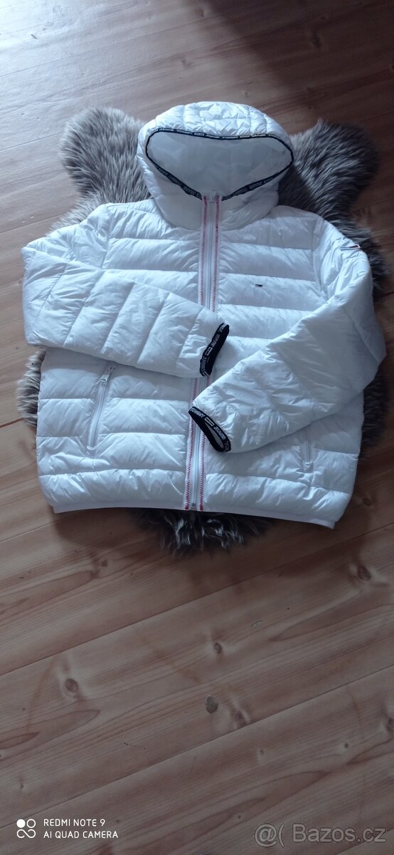 Lehoučká bunda Tommy Jeans.