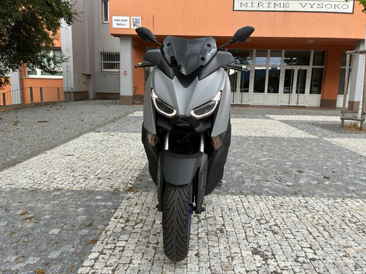 Yamaha XMAX 300 Icon Grey - plná výbava, 5tis. km