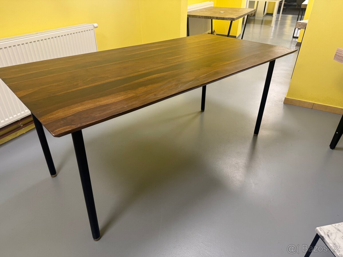 Jídelní stůl Kare design