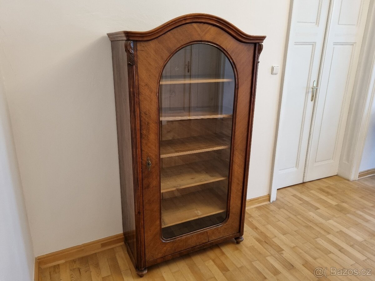Starožitná vitrína