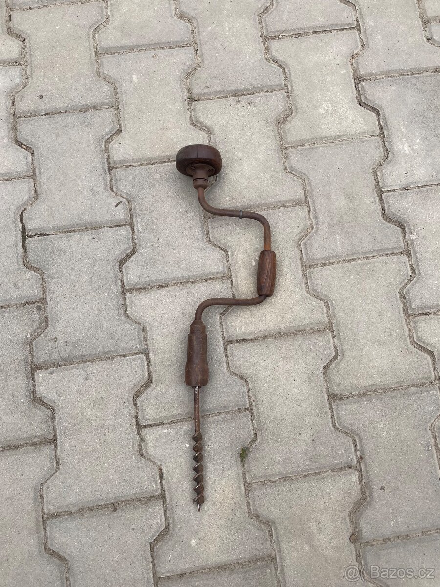 Stará ruční vrtačka