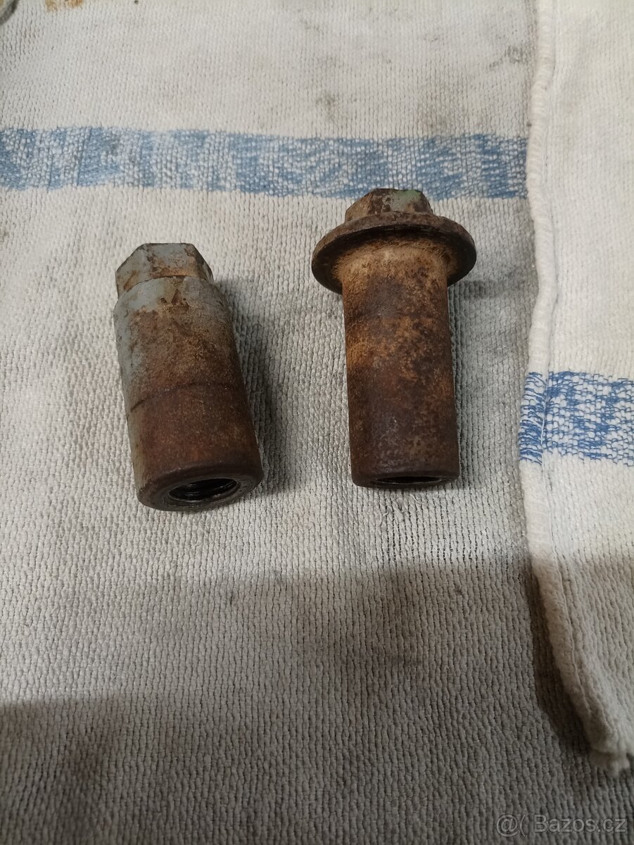 Šrouby závaží zadních kol Zetor super 50