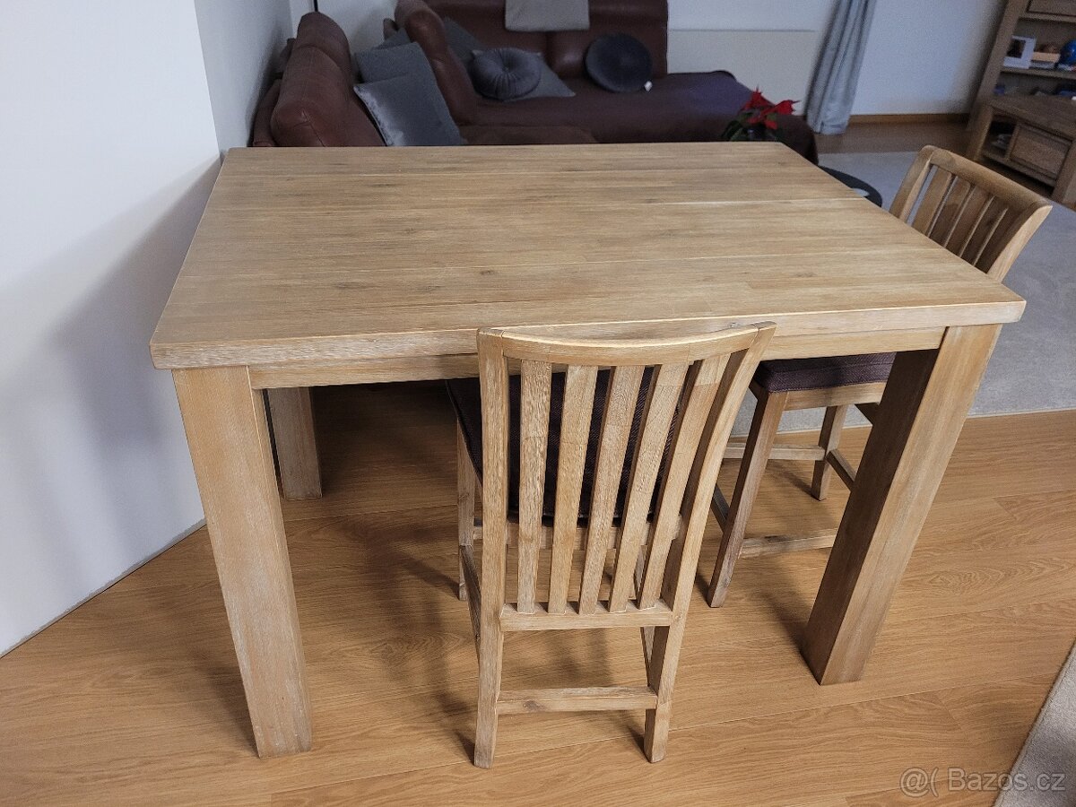 Masivní dřevěný stůl a židle