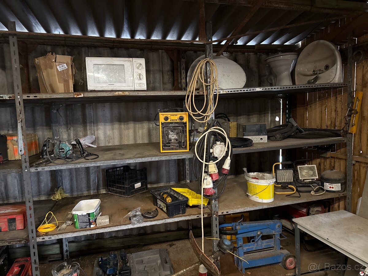 Ocelové regály a stohovatelné plechove bedny