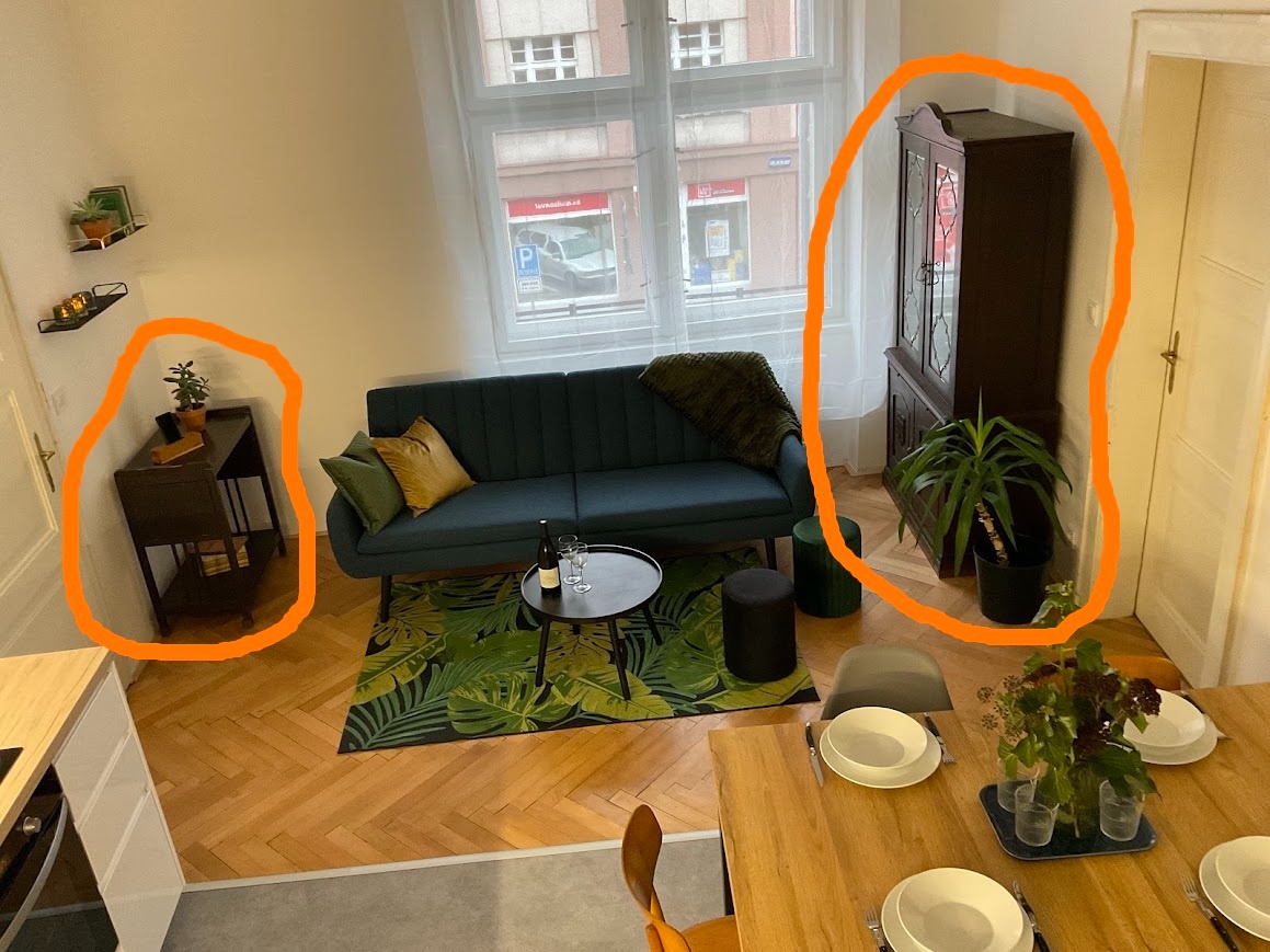 Historický dubový nábytek (20.–30. léta) – sestava + stůl, d