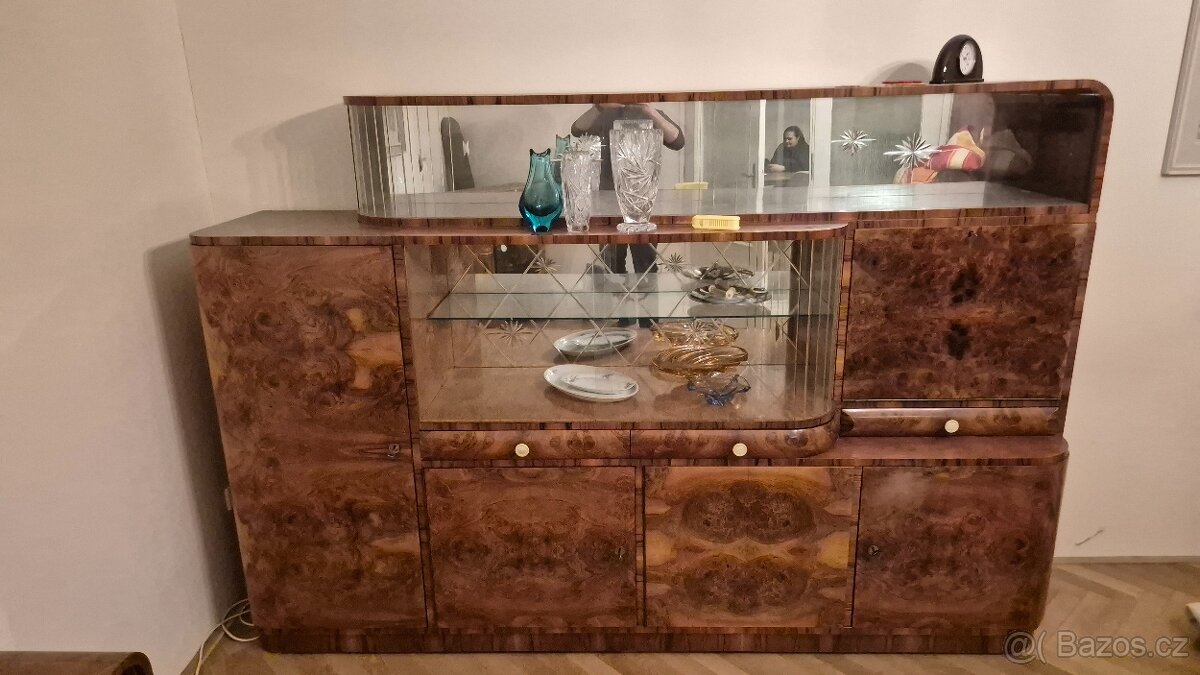 Sekretář a šatní skříň