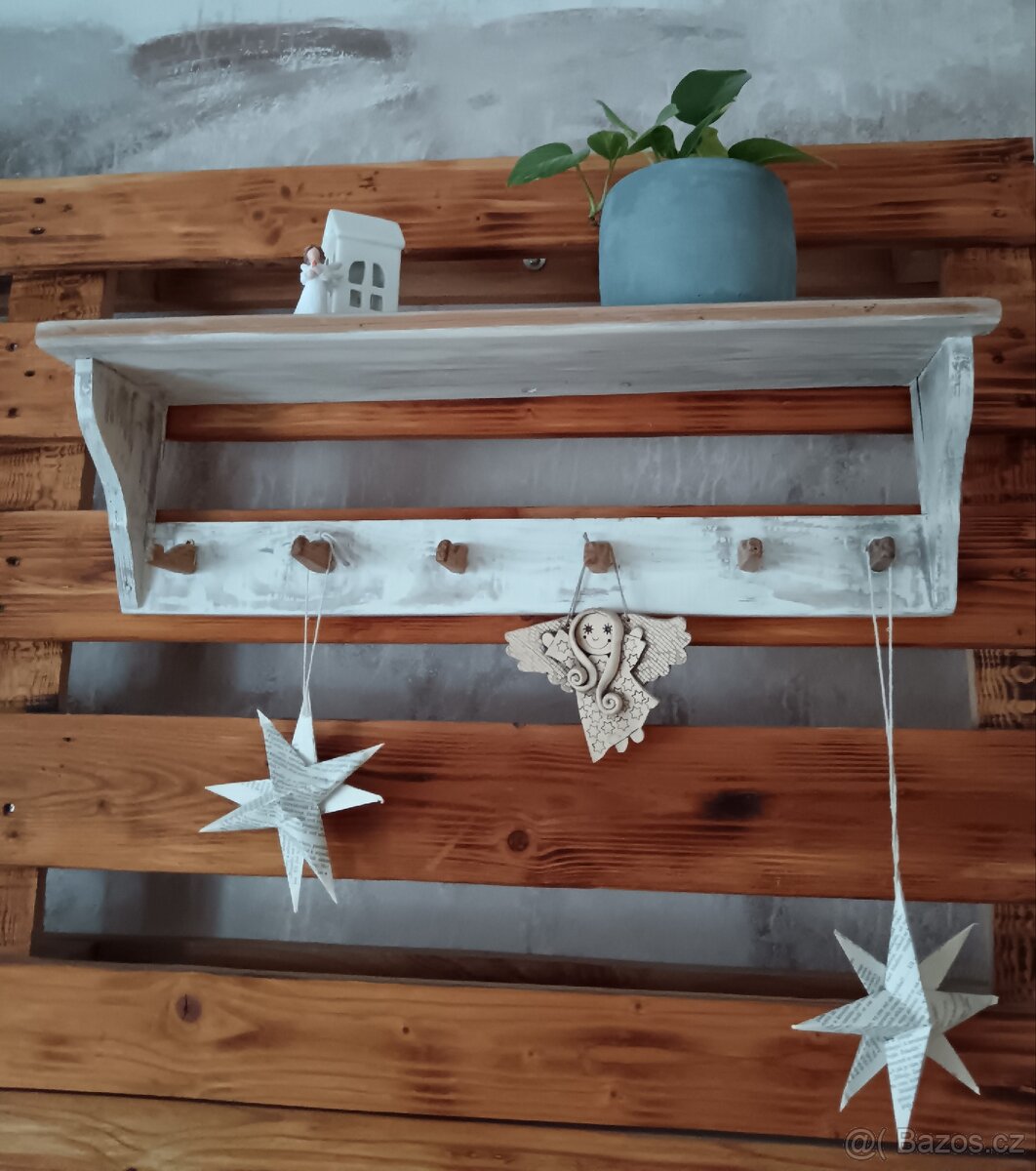 Dřevěná rustikální polička s háčky styl provence