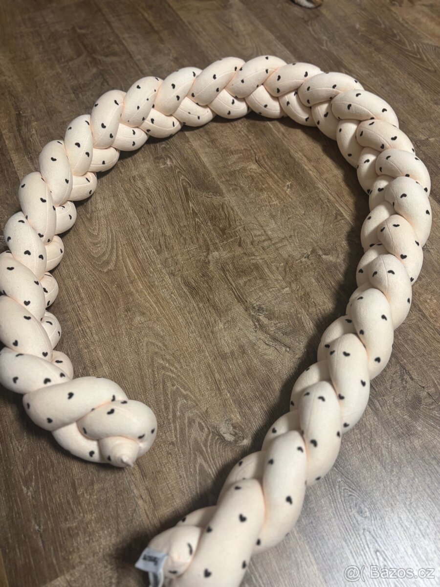 Mantinel do postýlky se srdíčky