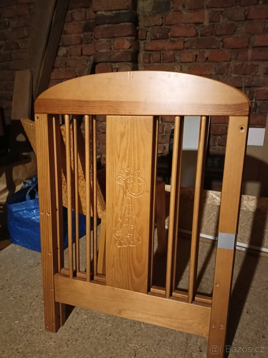 Dřevěná postýlka s žirafou