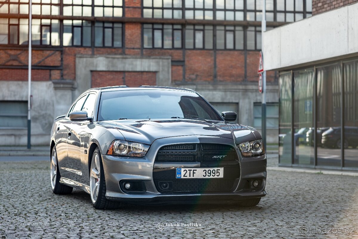 Dodge Charger 6,4 V8 HEMI SRT8