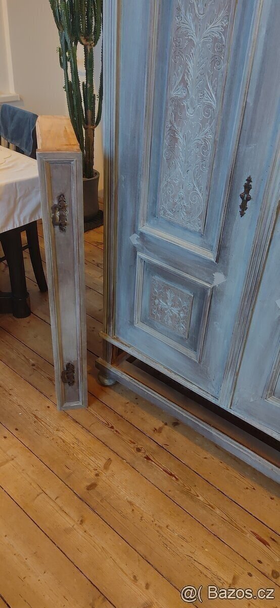 Starožitná skříň