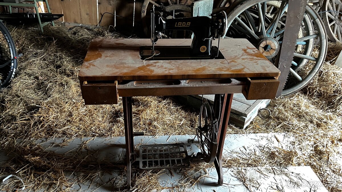 Šlapací šicí stroj Lada