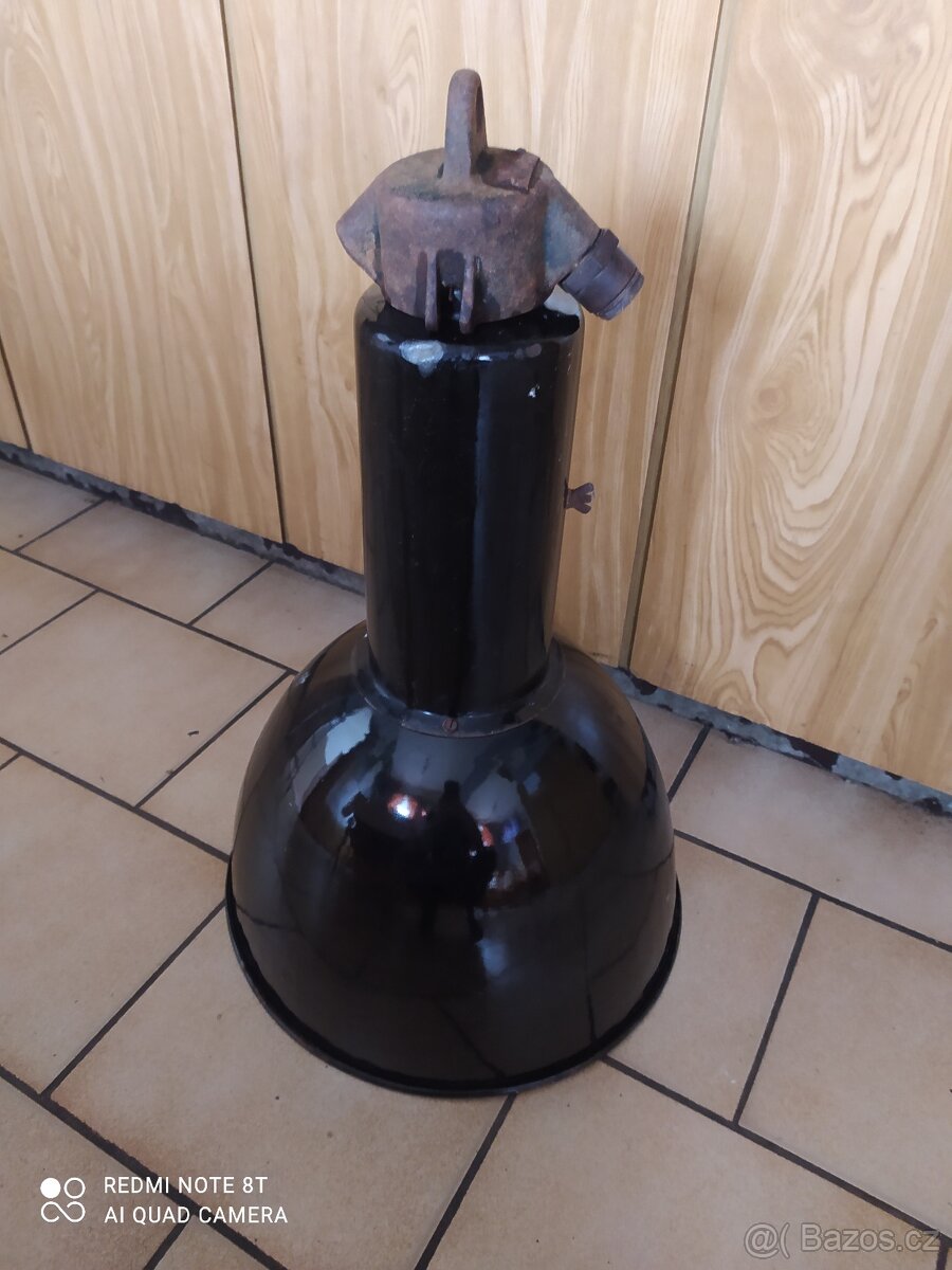 Tovární lampa
